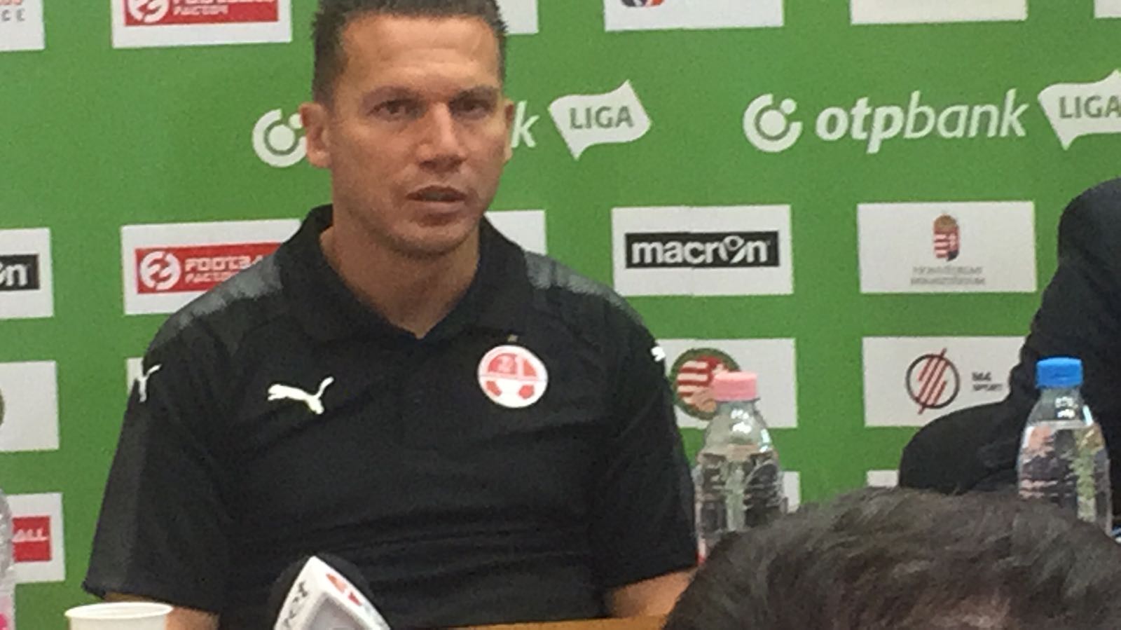 ברק בכר במסיבת העיתונאים שאחרי המשחק. התעוזה שלו השתלמה (צילום: בן פנחס)